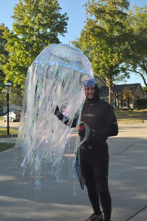 Jellyfish (umbrella with ribbons and strips of bubble wrap) and Scuba Diver (combo of bike and ski gear). Jellyfish Halloween Costume, Jellyfish Halloween, Mermaid Float, Jellyfish Costume, Halloween Costumes For Family, Fish Costume, Mermaid Parade, Little Mermaid Costume, Carnaval Costume