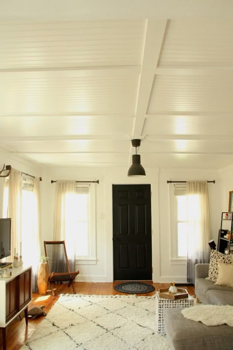 DIY beadboard ceiling via Lifestyle and Design Online Beadboard Living Room, Diy Beadboard, Beadboard Paneling, Architecture Renovation, Mdf Panel, Beadboard Ceiling, Small Bedrooms, Basement Ceiling, Ceiling Treatments