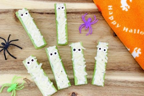 Janine Huldie has a great idea for non candy Halloween treats! These celery mummies are one idea for healthy Halloween snacks for school. Celery Ideas, School Halloween Party Ideas, Halloween Snacks For School, Non Candy Halloween Treats, Halloween Treat Recipes, Spider Cupcakes Halloween, Marshmallow Halloween, Halloween Classroom Treats, Kids Party Treats