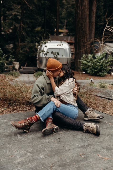 Winter Camping Photoshoot, Camper Couple Photos, Camping Couple Photoshoot, Camping Family Photos, Couple Camping Aesthetic, Couple Camping Photography, Camping Couple Photos, Campfire Photoshoot, Campfire Photography