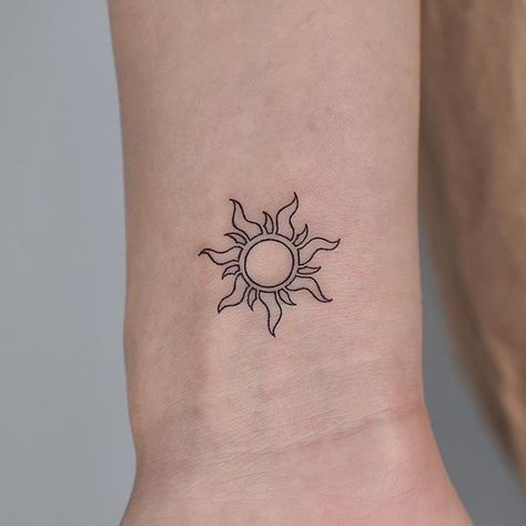 Tato Sun, Tangles Sun Tattoo, Tangled Rapunzel Sun Tattoo, Tangled Sun Tattoo Small, Small Tangled Tattoos, Tangled Inspired Tattoo, Rapunzel Sun Tattoo, Leo Sun Tattoo, Rapunzel Tattoos