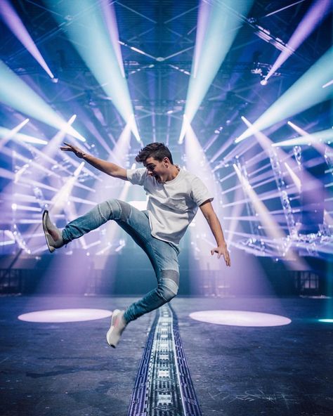 492.2 mil Me gusta, 2,716 comentarios - Martin Garrix (@martingarrix) en Instagram: "Ready" Famous Djs, Gabrielle Aplin, Electric Music, Electro Music, Stage Set Design, Martin Garrix, Best Dj, Chainsmokers, Ray Charles