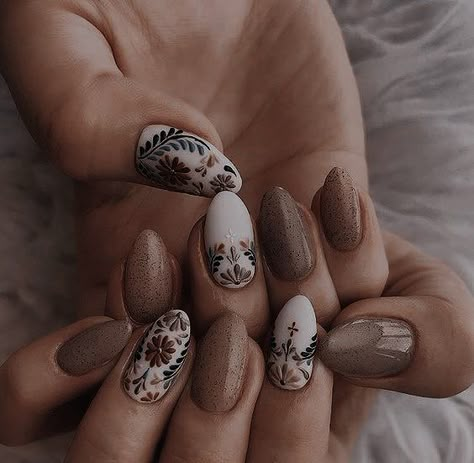 Almond Boho Nails, Woodsy Nails, Acotar Nails Designs, Western Almond Nails, Summer Boho Nails, Mexican Nails Designs Mexico, Colorado Nails, Mexican Inspired Nails Mexico, Spanish Tile Nails