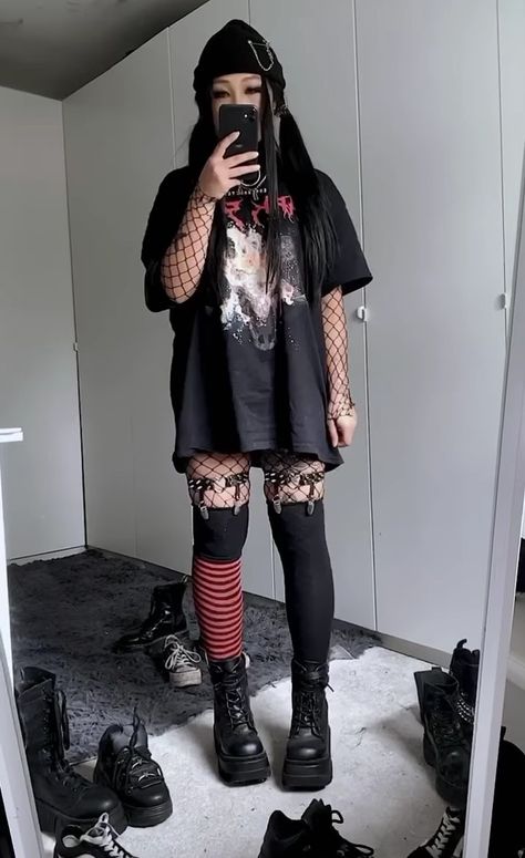 Female Emo Outfits, Emo Nite Outfit, Lazy Goth Outfits, Soft Alternative Outfits, Cute Gothic Outfits, Big Tshirt Outfit, Big Sweater Outfit, Halloween Rave Outfits, Summer Goth Outfits