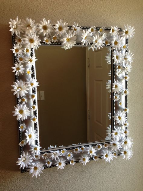 DIY daisy mirror Diy Wall Mirror, Wall Mirror Frame, Mirror Frame Diy, Floral Mirror, Flower Mirror, Hippy Room, Flower Bedroom, Mirror Frame, Diy Mirror