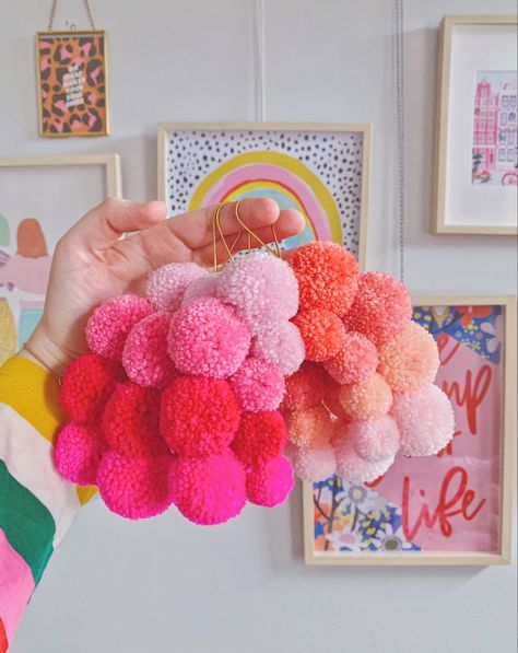 This picture shows a white hand holding three rainbow shapes made out of wool Pom Poms in shades of pink. Bright Nursery Decor, Pom Pom Rainbow, Pompom Decor, Money Making Projects, Craft Therapy, Bright Nursery, Rainbow Sign, Diy Pom Poms, Pink Nursery Decor