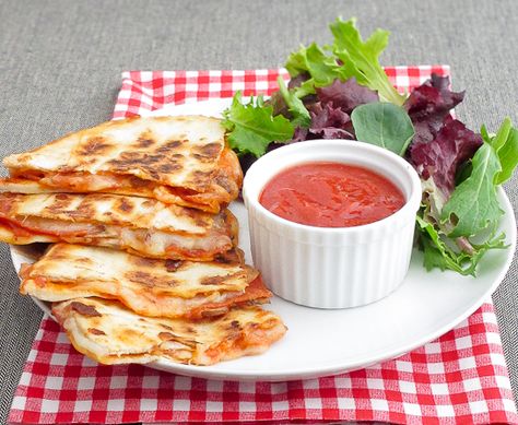 Pizza Quesadilla: What a great idea it looks good, would be a fast lunch or dinner & you know that kids would eat it. Pepperoni Pizza Quesadillas, Pizza Quesadillas, Oven Baked Pizza, Pizza Quesadilla, George Foreman, Quesadillas, Pepperoni Pizza, Dipping Sauce, Grilling Recipes