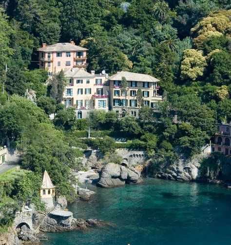 Set right on the seafront in Portofino, Hotel Piccolo Portofino offers a private rocky beach with a bar. Chateau Hotel, Portofino Italy, Liguria Italy, Cheap Hotel, Piano Bar, Cheap Hotels, Menorca, Hotel Deals, Boutique Hotel