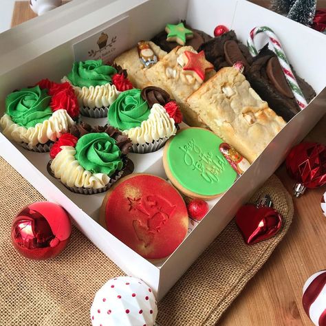 Christmas Baked Treat Boxes, Christmas Sweet Box Gift Ideas, Christmas Cake Box Ideas, Christmas Baked Goods Box Ideas, Christmas Box Dessert, Christmas Cupcake Box Ideas, Christmas Baking Boxes Gift Ideas, Fall Dessert Box Ideas, Christmas Dessert Box Gift Ideas