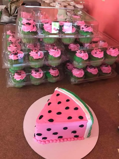 One in a melon birthday cake cupcakes pink green Watermelon Themed Party Food, Watermelon Birthday Cake Smash, One In A Melon Cake Smash, Watermelon Cupcakes Birthday, One In A Melon Party Food, One In A Melon Birthday Cake, One In A Melon Cupcakes, Watermelon Themed Food, Watermelon Smash Cake First Birthdays