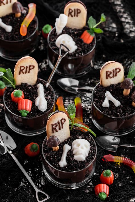 Graveyard Dirt Pudding, Halloween Dirt Pudding, Dirt Cups Dessert, Pudding Oreo, Dirt Recipe, Halloween Dirt, Dirt Pudding Cups, Pudding Cup Recipes, Graveyard Dirt