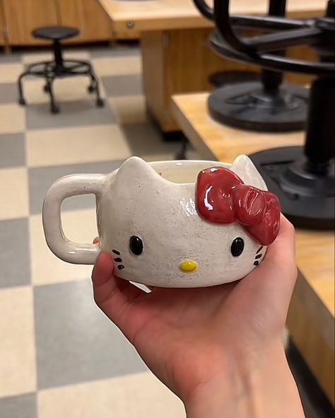 Hello Kitty Ceramic Mug, Cartoon Ceramic Ideas, Pottery Hello Kitty, Hello Kitty Clay Sculpture, Hello Kitty Air Dry Clay Ideas, Clay Snoopy Diy, Sanrio Ceramic Ideas, Pop Art Ceramics Ideas, Clay Bowl Ideas Design