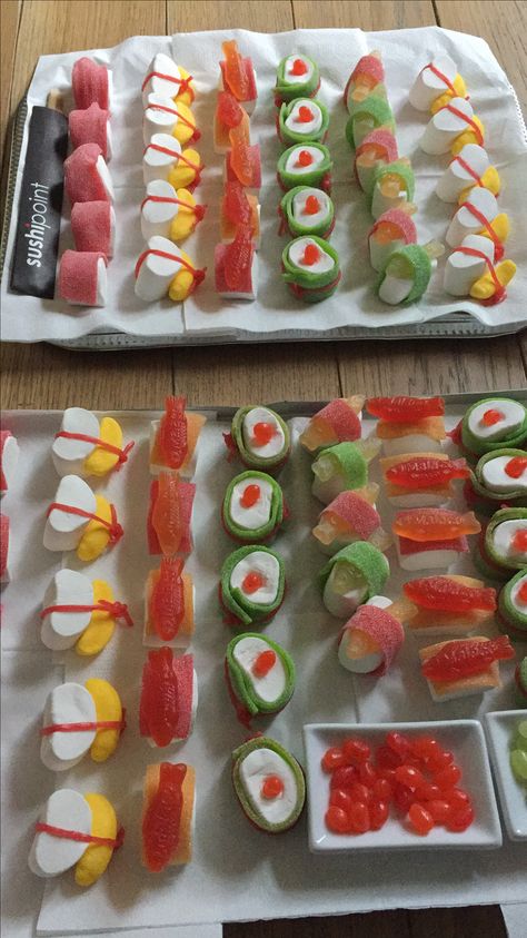 Creative Candy Ideas, Sweet Sushi, Naruto Birthday, Candy Sushi, Dessert Sushi, Japanese Birthday, Sushi Party, Sushi Night, Sleepover Food