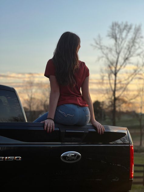 Photoshoot Ideas With Truck, Truck Poses For Women, Truck Photoshoot Ideas Women, Truck Pictures Ideas, Photos With Truck, Truck Photoshoot Ideas, Truck Poses, Western Pics, Senior Year Things