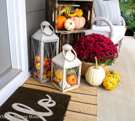 Porch Lanterns Decor, Fall Lantern Decor Ideas, Fall Decor Ideas For Bedroom, Fall Lantern Decor, Porch Fall Decor, Decor Ideas For Bedroom, Crate Decor, Halloween Front Door Decorations, Fall Lantern