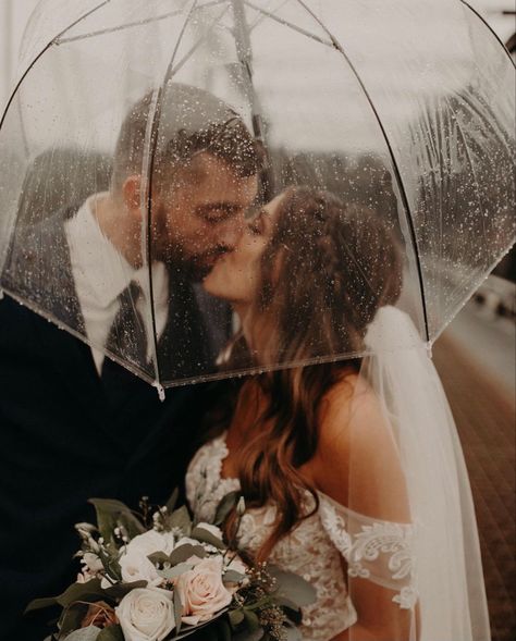 Rainy Wedding Ideas, Umbrella Wedding Pictures, Clear Umbrella Wedding, Umbrella Wedding Photos, Rain Wedding Photos, Rainy Engagement Photos, Rainy Wedding Photos, Rainy Photos, Rain Wedding