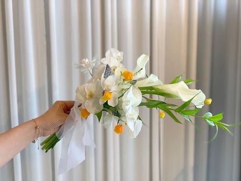 Long Stem Bouquet, Teardrop Bouquet, Pre Wedding Photoshoot Outfit, Budget Bride, Rustic Bouquet, Wedding Design Decoration, Korean Wedding, Hand Bouquet, White Wedding Bouquets