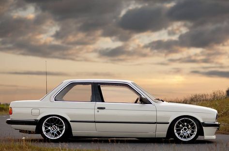 “BMW E30 325i #BMWE30 #BMW #E30 #325i #bmw325i #classic #classicbmw #classicbmw #germancar #sport #luxury #stanceworks #stancebmw” Bmw E30 Alpina, Bmw E30 Stance, Bmw E30 325, Bmw E30 Coupe, White Bmw, Bmw E46 M3, Carros Bmw, Bmw 325, Stanced Cars