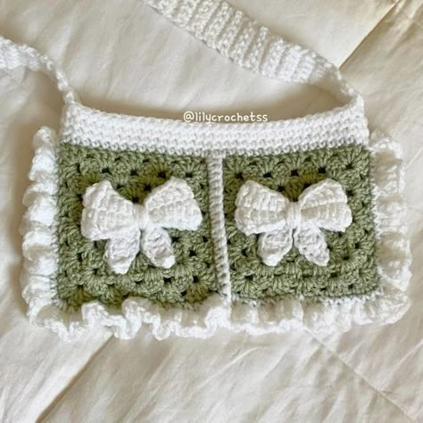 mini bow bag small crochet bag aesthetic #small rochetbagaesthetic #crochet #crochetbag #crochetbags 2.994 Crochet Bag Aesthetic, Free Crochet Bag Patterns, Small Crochet Bag, Grandma Era, Crochet Store, Crochet Tutorial Pattern, Easy Crochet Animals, Free Crochet Bag, Beginner Crochet Tutorial