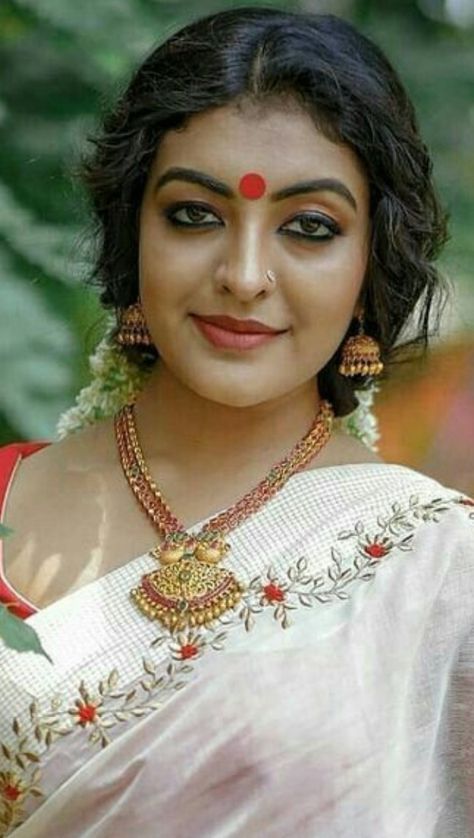 Durga krishna (Calicut) Durga Krishna Actress, Big Nose Beauty, Ethnic Beauty, Nauvari Saree, Snake Girl, Beauty Smile, Anatomy Sketches, Malayalam Actress, Beautiful Women Over 40