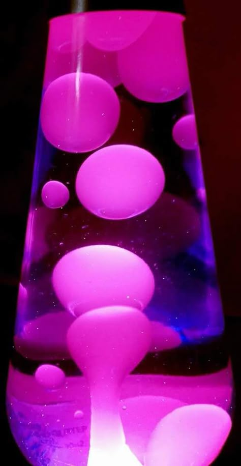 Got a pink lava lamp for my room, finally Room Ideas Summer, Lava Lamp Aesthetic, Room Ideas Retro, Purple Lava Lamp, Light Purple Aesthetic, Summer Room Ideas, Cyberpunk Room, Purple Lamp, Close Up Art