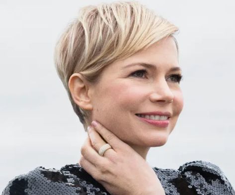 Michelle Williams Short Hair, Michelle Williams Haircut, Michelle Williams Hair, Short Wedge Hairstyles, Michele Williams, Meg Ryan Hairstyles, Short Stacked Hair, Haircuts 2024, Wedge Hairstyles