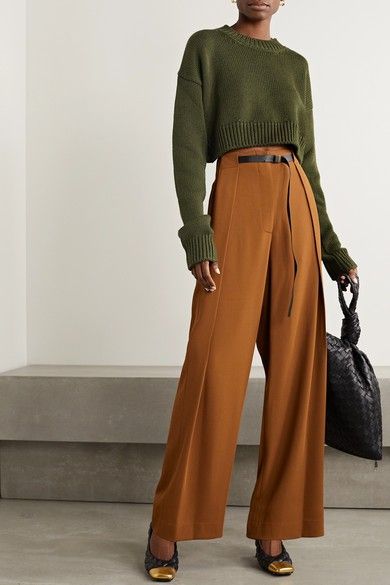 Chique Outfits, Brown Pants, Mode Inspiration, Green Sweater, Look Fashion, Bottega Veneta, Fashion Inspo Outfits, Work Outfit, Chic Style