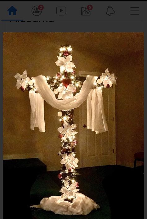 Lent Altar Decorations, Cross Trees, Cross Ideas, Christian Christmas Decorations, Cross Tree, Church Christmas Decorations, Church Altar Decorations, Church Altar, Cross Christmas Tree