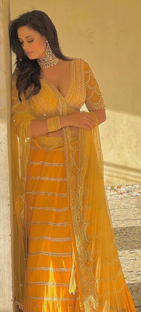 Shweta Tiwari, Abs And Cardio Workout, Bollywood Stars, Tv Stars, Cardio Workout, Cotton Saree, Evening Dresses, Blonde, Saree