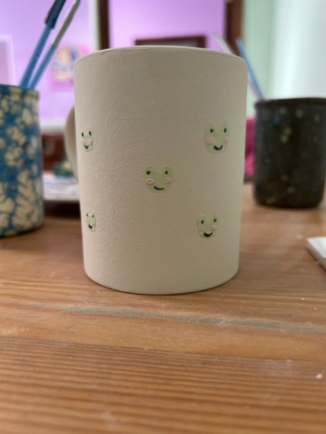 Pottery Painting Frog Mug, Pottery Painting Ideas Frogs, Simple Cup Painting Ideas, Frog Mug Pottery, Ceramic Painting Ideas Mugs Simple, Pottery Cup Painting Ideas Easy, Pottery Painting Mugs Simple, Frog Pottery Painting, Simple Mug Painting Ideas