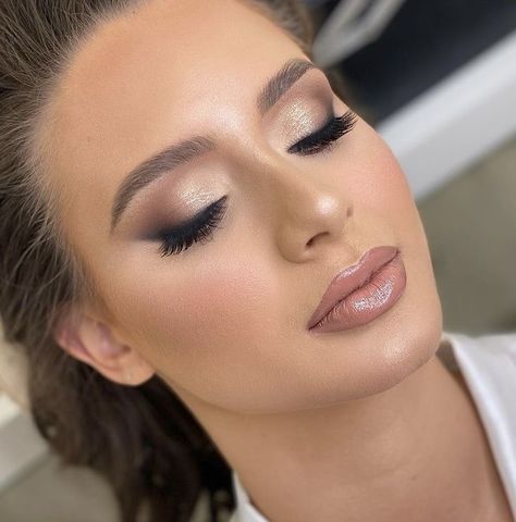 Natural Look Wedding Makeup, Champagne Bridesmaid Makeup, Bride Makeup Brown Eyes, Makeup Influencer, Eye Makeup Images, Makeup Over 50, Wedding Eye Makeup, Glam Wedding Makeup, Wedding Makeup For Brown Eyes