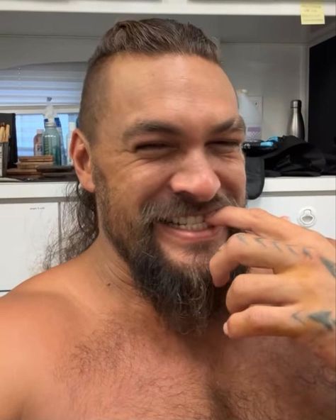 Jason Momoa Selfie 2024, Jason Momoa Body, Jason Momoa Shirtless, White Magic Spells, Jason Momoa Aquaman, Airport Pictures, Happy Birthday Beautiful, Gorgeous Guys, Night Video