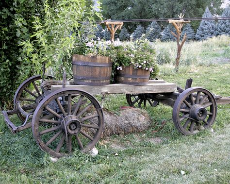 If you're into country style looking scenery, then this rustic garden wagons page will inspire you to add a great look to your garden or backyard. Garden Diy Decoration Ideas, Wagon Ideas, Outdoor Wagon, Rustic Landscaping, Garden Wagon, Country Garden Decor, Wooden Wagon, Garden Junk, Outdoor Gardens Design