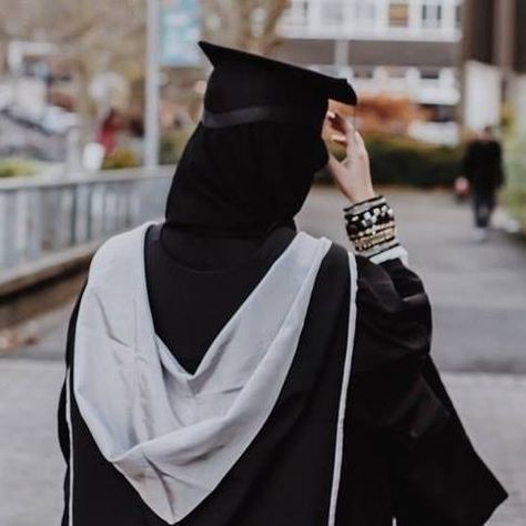 Masters Graduation Pictures, Graduation Pictures High School, Heart Image, Masters Graduation, Estilo Hijab, Graduation Photography Poses, Graduation Balloons, Graduation Poses, Islamic Girl