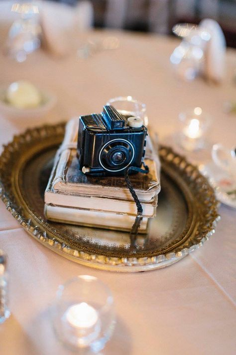 Vintage camera centerpiece Old Hollywood Glamour Decor, Hollywood Glamour Decor, Vintage Fashion 1970, Vintage Camera Decor, Camera Wedding, Book Centerpieces, Vintage Chic Wedding, Diy Crafts Vintage, Glamour Decor