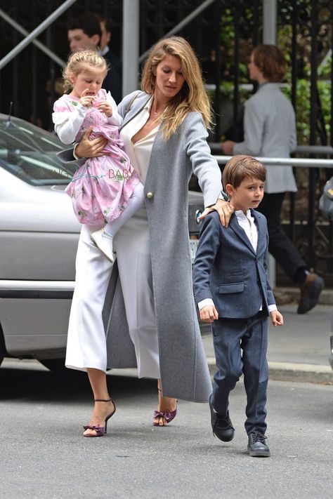 Gisele Bundchen leaving the Church of St. Thomas in NYC with kids Ben and Vivian Mom Aesthetic Outfit, Gisele Bundchen Style, Leni Klum, Bridget Moynahan, Estilo Hippie, Gisele Bündchen, Future Mom, Gisele Bundchen, Celebrity Kids