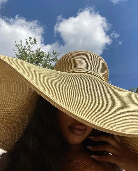 Vacay Pictures, Big Sun Hat, Greece Outfit, Nude Outfits, Hat Aesthetic, Hawaii Outfits, Black Femininity, Sky Background, Pic Pose