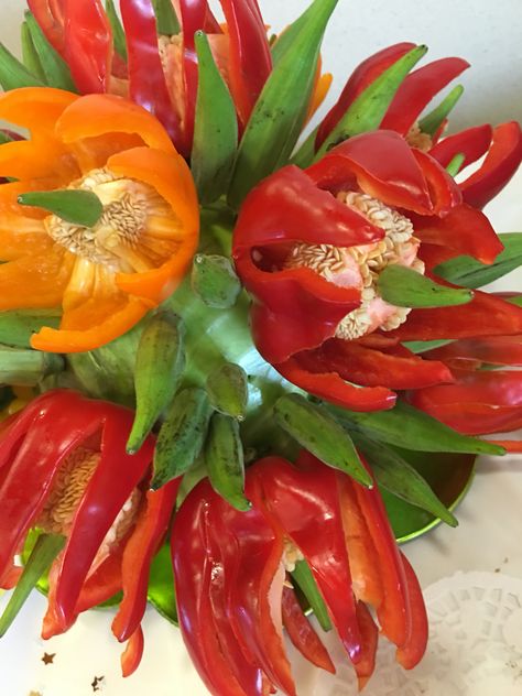 Pepper Flowers, Kreasi Tumpeng, Vegetable Decoration, Food Gift Baskets, Decorações Com Comidas, Amazing Food Decoration, Catering Ideas Food, Amazing Food Art, Vegetable Carving