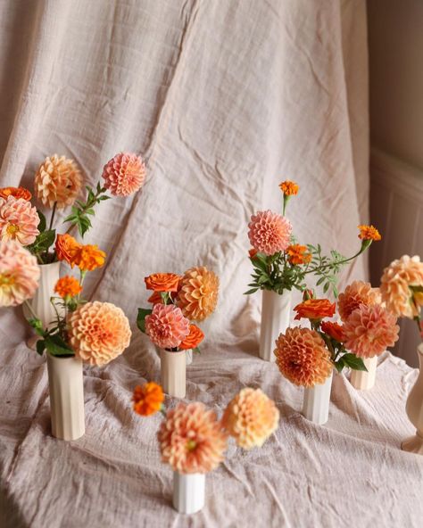 Narrow Dining Tables, Dahlias Wedding, Flower Therapy, Orange Wedding, Table Arrangements, Wedding Mood, Table Flowers, Decoration Table, Bud Vases