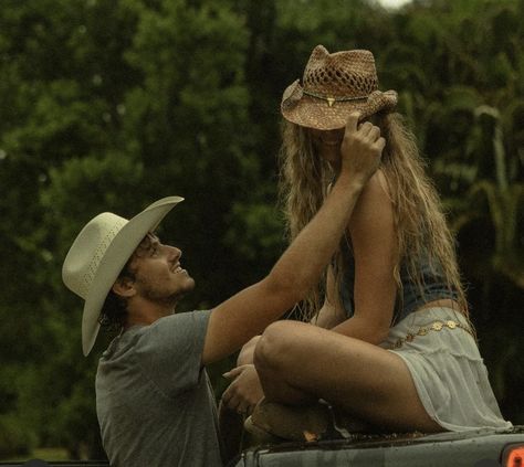 Costal Cowboy, Cinematography Documentary, Country Photos, Country Romance, Aesthetic Couples, Cute Country Couples, Western Photoshoot, Cowboy Love, Cowboy Romance