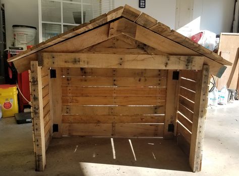 Nativity Stable Diy Outdoor, Diy Nativity Stable Outdoor, Live Nativity Scene Ideas, Pallet Nativity, Diy Manger, Christmas Nativity Scene Diy, Scene Diy, Nativity Scene Diy, Ward Christmas Party