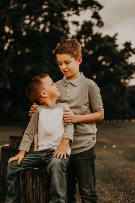 Photography Poses For Siblings, Brothers Pictures, Brothers Photo, Sibling Brothers Photography, Family Fall Photoshoot Poses, Older Brothers Photo Shoot Sibling Pics, Brothers Photoshoot, Brothers Photo Shoot Sibling Pics, Little Brothers Photoshoot