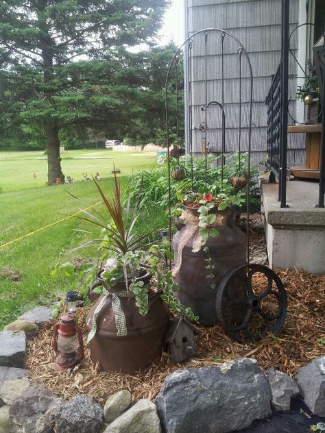 Rustic milk cans , cut off when bottom rusting out new look. Old Milk Cans Repurposed, Rustic Gardening, Cabin Landscape, Old Milk Cans, Diy Bird Bath, Recycled Garden, Tropical Gardens, Yard Design, Container Garden