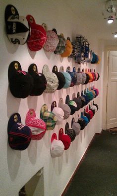 Are you a fan of baseball hats? Snapbacks? Or any other cool caps? You'll definitely love this idea on organizing your caps. Have a look! Tags: snapback, baseball hats, hat organizing, hat rack ideas, DIY hat display, DIY hat rack, hat display ideas Hat Hanging Ideas, Diy Hat Display, Baseball Hat Display, Display Rack Ideas, Baseball Hat Storage, Organize Baseball Hats, Hat Rack Ideas, Wall Hat Racks, Baseball Hat Racks