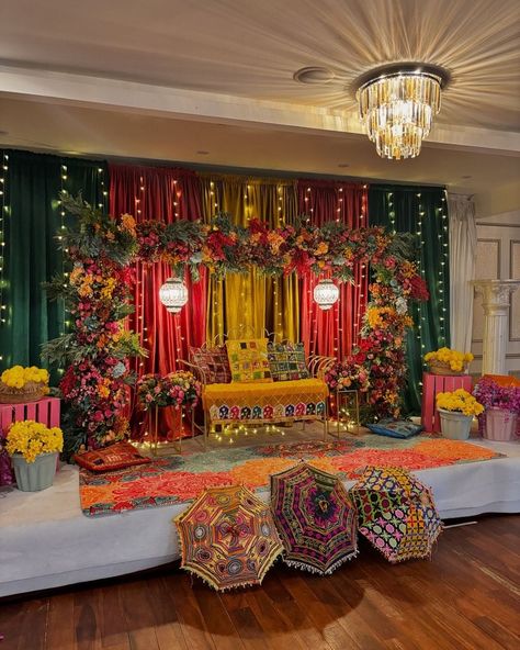 Home Mehandi Decor, Mehndi Hall Decoration, Haldi Backdrop Ideas, Mehndi Background Decoration, Sangeet Background, Mehendi Decor Ideas Backdrops, Mehandi Stage Decoration, Marriage Decoration Home, Mehendi Ceremony Decorations