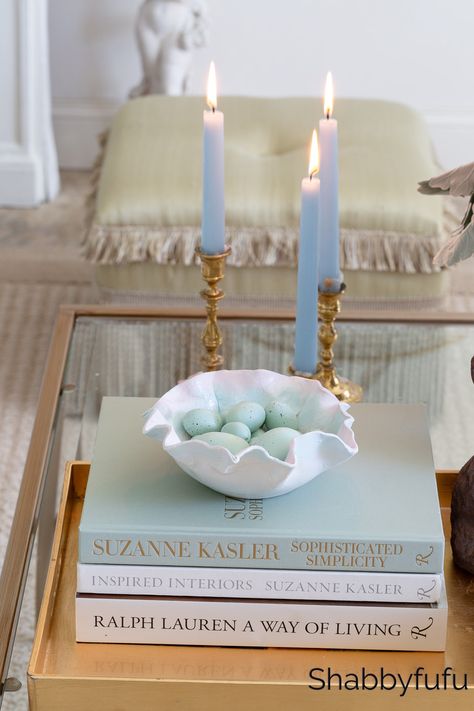 9 Inspiring Elements For A Successful Spring Coffee Table Styling Room Shelves Decor, Living Room Shelves Decor, Easter Living Room, Table Floral Arrangements, Living Simple, Coffee Table Ideas, Spring Table Settings, Spring Entertaining, Decorative Bookends