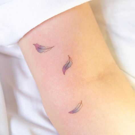 Tiny Feather Tattoo, Falling Feather Tattoo, Feather Tattoo Ideas, Feathers Tattoo, Small Feather Tattoo, Remember Tattoo, Tattoo Ideas With Meaning, Native Tattoos, Hand And Finger Tattoos