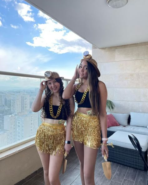 Cute Duo Costumes Best Friends, Carnaval Duo, Carnaval Outfit Ideas, Costume Ideas For 2 Friends, Gold Digger Costume, Costume Ideas For Best Friends, Halloween Costume Ideas For Best Friends, Costumes For Two, Costumes For Best Friends