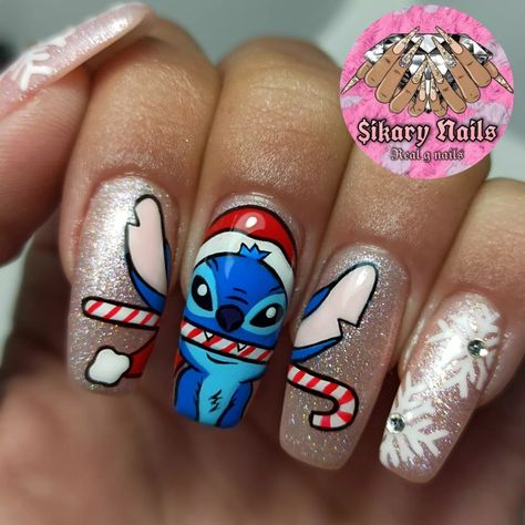 Nail art Stitch Navideño Manicure Stitch, Stitch Christmas Nails, Christmas Inspired Nails, Unusual Nail Designs, Nail Noel, Disney Christmas Nails, Minion Nails, Nail Art Noel, Disney Acrylic Nails