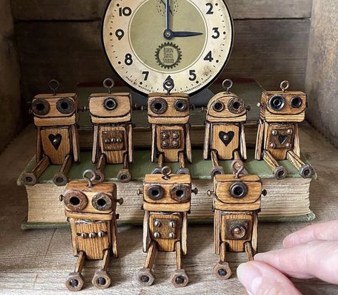 Wooden Robots Diy, Wooden Robots, Steampunk Diy Crafts, Steampunk Mixed Media Art, Wooden Robot, Wood Sculpture Art, Steampunk Mixed Media, Diy Bowl, Diy Robot